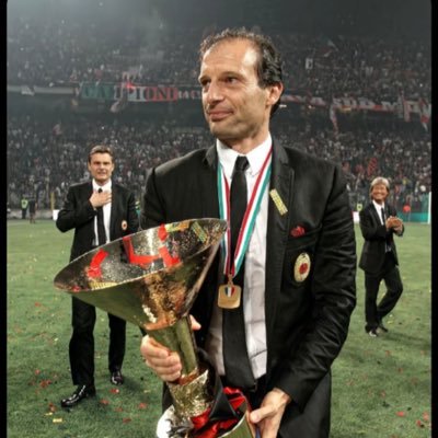 AY_2001R's profile picture. تصد النفوس اللي عن الشين نفاره مثل صده الطيب عن الكلمه الخبله              @acmilan