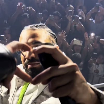 queeenpapi's profile picture. | cheekbones for days✨🇩🇴