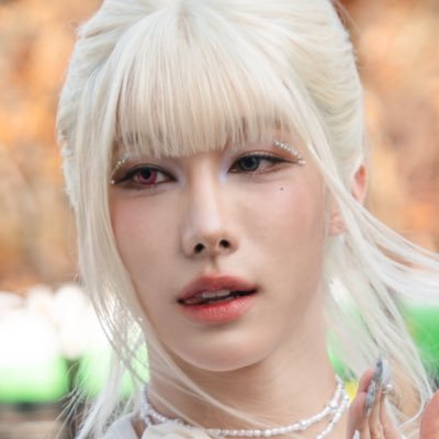 xlovjuria's profile picture. i met god. god was four genderless people called “xlov”