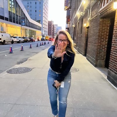 SussannePe2z's profile picture. Living fully, vibing deeply, eating joyfully.