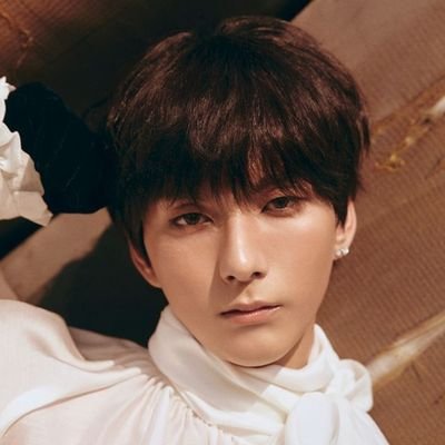 jooyeonspace's profile picture. 💭🌼: eu e o gaon largando tudo e indo vender nossa arte na praia