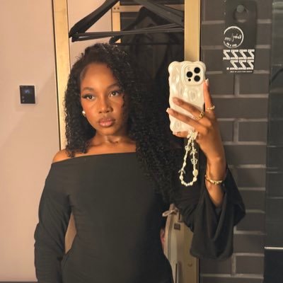 dannii016's profile picture. i love retweeting stuff