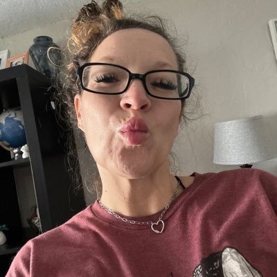 AvaWhite1047's profile picture. let love leads