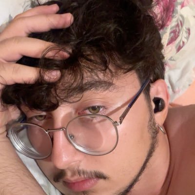 llewenhart's profile picture. am i ever gon love again?