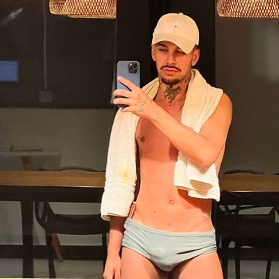 poxalleal's profile picture. “Entre o mistério e o desejo, eu fico no meio.”