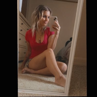 iluvtacos0822's profile picture. Green eyes that will haunt you. A wife/mom, lover of coffee, food, Nebraska sports, weiner dogs, video games & wearing no pants https://t.co/WqHdn2i3z5