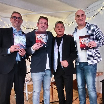 tonigar36610033's profile picture. Autor de #BajoElVueloDeTuFalda

#SirenasDePapel #Amanocheceres

Instagram @toni_garcia8677

Director de Radio: Si Un Día Aparezco Muerto
+INFO en @siundia_SUDAM