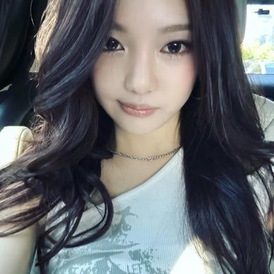 grohlbit's profile picture. she/her — art account: @ghostingris