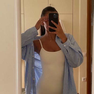 livdmstr's profile picture. • Un peu trop horny et indécise (oups) 🤓 • Venez combler mon ennui en dm