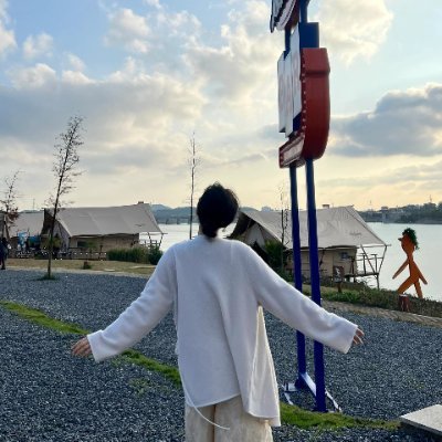 Sakura_Sa5's profile picture. 私は🇸🇬の服飾デザイナーで、お客様の「好き」を形にすることに情熱を持っています🎨✨。
いつか🇯🇵を旅して、日本のグルメや絶景を満喫したいです🍱🗻。