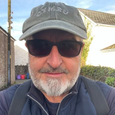 PaulMathUn's profile picture. Online Maths Tutor with #T1D (Type 1.5 or LADA)💉speaks 3 languages badly - bit of English, tipyn bach o Gymraeg e un po d’italiano - but perfect Wenglish🤓