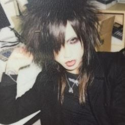 tzksraven's profile picture. i like mejibray i think ☆ #V系twt + #tzktwt ⋆ She/They ⋆ 𝐑♡@meteorafort ⋆ 精神異常者 ⋆ THE raven enthusiast ⋆ i run @dailytsuzuku ^_^ ⋆ Honmei : Tsuzuku