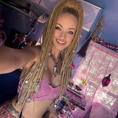 MindyPage's profile picture. 