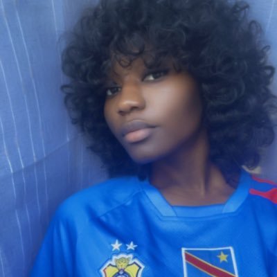 rebeccakombe1's profile picture. insta : https://t.co/r4RJ1a443Y.