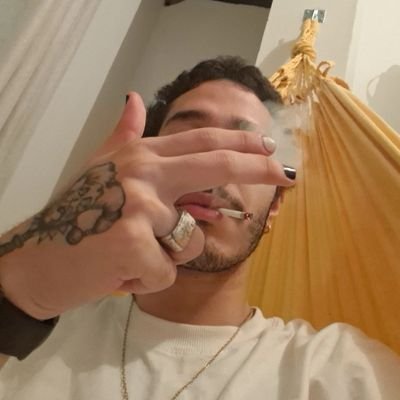 favornaopertube's profile picture. Não existo sou apenas uma simulação
// ig: osonolento