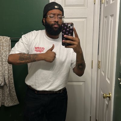 nellychillin's profile picture. hi. 28. alive.