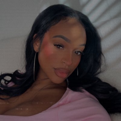 aliyahvallen's profile picture. 