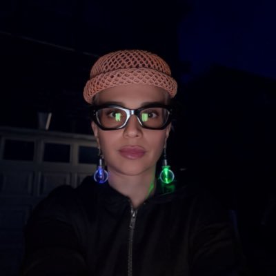 Mehrnooshsh's profile picture. مادرم، آواز می‌خونم، کارمند خودم هستم و هر کسی بهم می‌رسه ازم می‌پرسه توک چشم کجاست. در صدر همه‌ی اینها منتقم خون تمام بچه‌های وطنم. زن، زندگی، آزادی