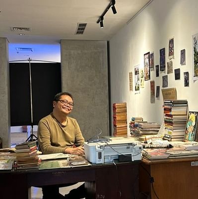 hikmatdarmawan's profile picture. 