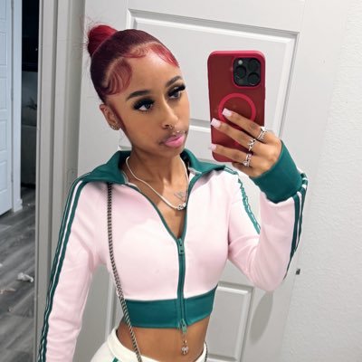 itsniyahsanaye's profile picture. 