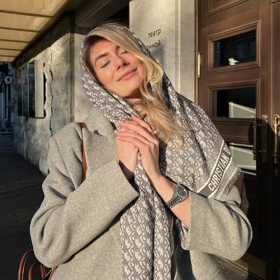 Whisper940503's profile picture. The Seine breeze, the paintings in the Louvre, and the sunset in Montmartre are all free forms of romance in my life.