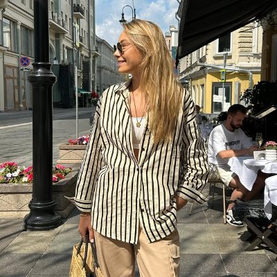 Luna940503's profile picture. I enjoy browsing for old books in old bookstores and buying a bunch of daisies at a flower shop on the street corner. I believe that the beauty of life is hidde