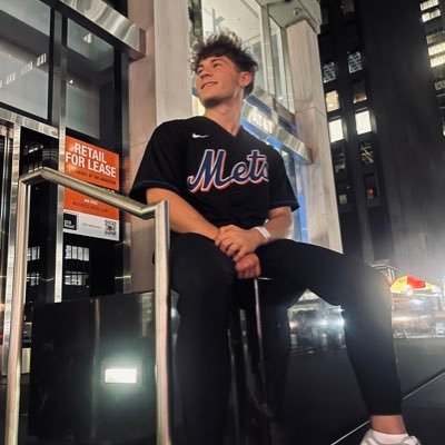 HeyyDrews's profile picture. 