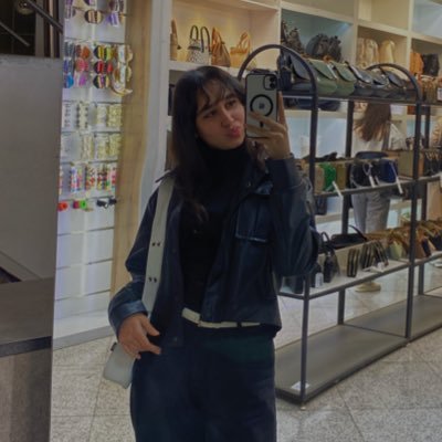 _imzahraaa's profile picture. هَمون آدمه شادِ قدیم؛