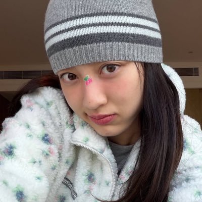 youmeltmyzyo's profile picture. i think plus