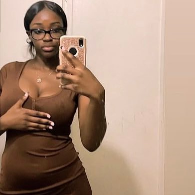 elliee211's profile picture. @theyluvellle