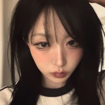 cchaewj's profile picture. perché indossi quello stupido costume da uomo?