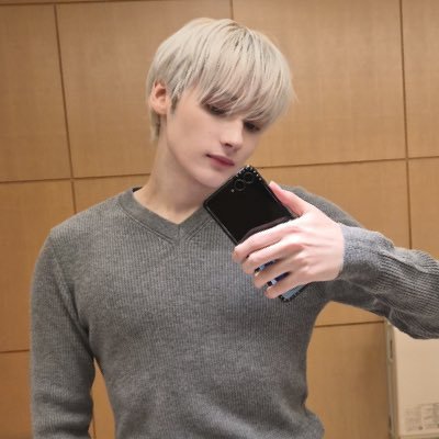 huebbang's profile picture. 난 문제 투성이 love sick, 길이 없었어, 죽어도 좋았어, I'm a loser in this game