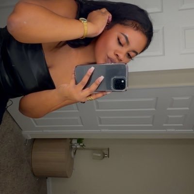 mamimxll's profile picture. she who dares wins . 🪴✨