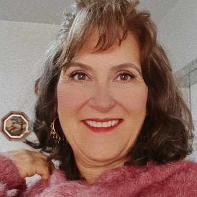 Cassiadasflores's profile picture. Consteladora Familiar conectada com o divino 🧑‍🧒‍🧒🇻🇦, ativista dos direitos humanos✊🍃, Pet Lover 🐾, formadora de opiniões💕, #BEKIND