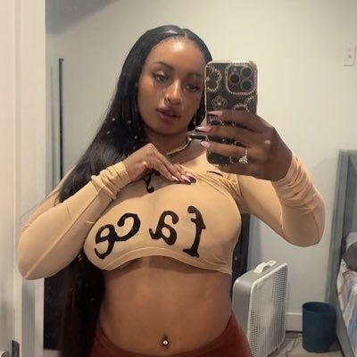 kimkashuk's profile picture. 🎸