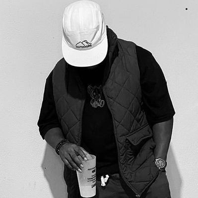 SimphiweSihlon2's profile picture. Rugby by day🏉, art by night🖌.Creative Designer🖌Soulful Music🎧🎶

Email: ssihlongonyane31@gmail.com