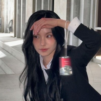 YEJILIETTE's profile picture. Of stellate eyes that draw marvel from outcasts of dismantled hope, and thorny hands that took away an axe of enimity from mended fence.