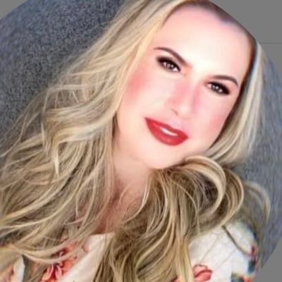 CamilaDiretax's profile picture. Conservadora. ...o que Platão pensou brilhantemente, foi : como a nossa relação com o BELO, é o condutor por excelência, do nosso amor à verdade. 🔦