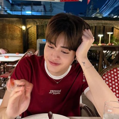 fairysedici's profile picture. heavy is the crown, but empty is the throne