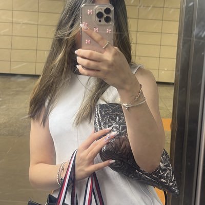 nurswly's profile picture. 