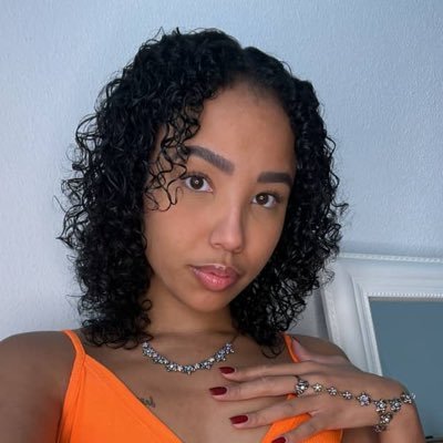 es_phia's profile picture. 