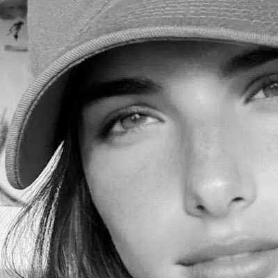 losbrutals's profile picture. 🇦🇷 en 🇲🇽.  Sacudiendo polvitos mágicos en el aire como puedo. Mirando para adentro y no para afuera . Saliendo de un amor de mierda. Pero bien de mierda .