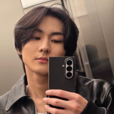 usryjwons's profile picture. A soul of carefully tended blooms and hidden thorns. Always growing, always becoming. 🐈