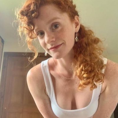 Ella_3089's profile picture. LKS💚 “hearts hear conversation that we don’t “