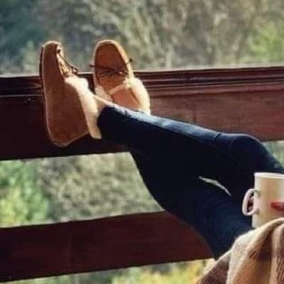 lienzoblanc's profile picture. Me vestí de elegante indiferencia.
Si te emociona lo que haces, estás creando; si no,estás obedeciendo.