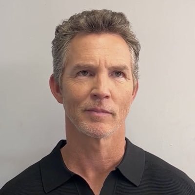 clementinestars's profile picture. 18, she/her, the pitt editor