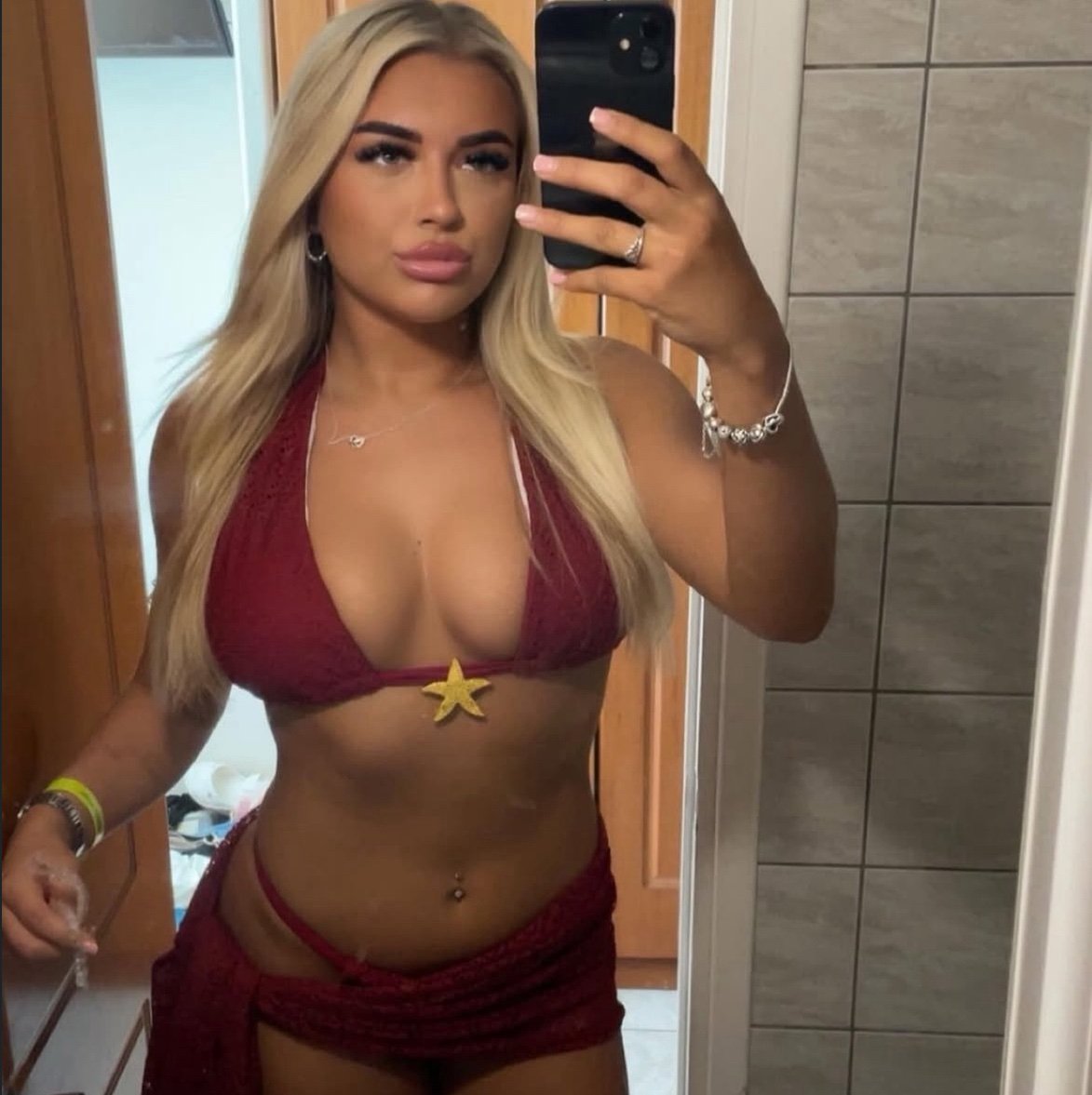 royalgracee's profile picture. £35 first or you won’t get a reply, 21 year old with an attitude problem💋 and a rich taste💳💰need a man to spoil me👑💸 #findom. PayPal @gracemae134,also 🦶📸