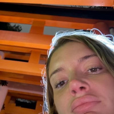 poppysux's profile picture. personal account so I can be unhinged & life post without interrupting your booba experience 🎠 main: @poppyalexander