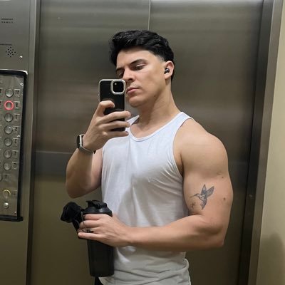 petersonlins's profile picture. sempre me perco no personagem