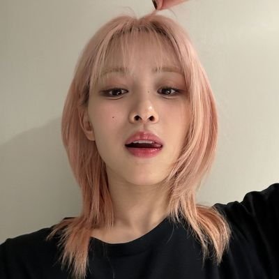 whotfislalaisa's profile picture. — lee, você não pode fumar aqui.